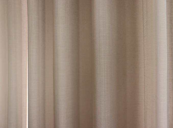 Cortinas transparentes com acabamentos naturais